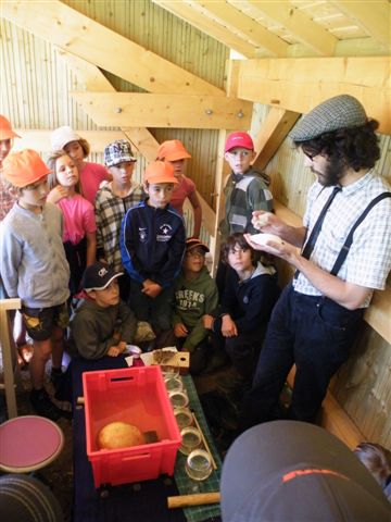 Les enfants découvrent les instruments de musique que Jordan utilisent pour créer l'univers sonore du kamishibaï Les enfants découvrent les instruments de musique que Jordan utilisent pour créer l'univers sonore du kamishibaï