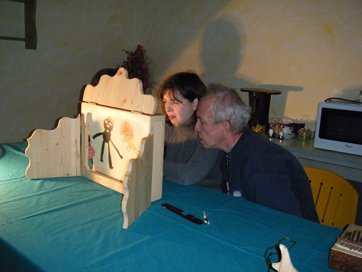 Les travailleurs handicapés de l'Adapei de Pontarlier présentent leur kamishibaï lors de leur fête de Noël le 20 décembre 2012. Ici Gaëlle et Philippe rassurés derrière le butaï. Les ateliers ont lieu 2 jeudi par mois pendant 2 heures. Les travailleurs handicapés de l'Adapei de Pontarlier présentent leur kamishibaï lors de leur fête de Noël le 20 décembre 2012. Ici Gaëlle et Philippe rassurés derrière le butaï. Les ateliers ont lieu 2 jeudi par mois pendant 2 heures.