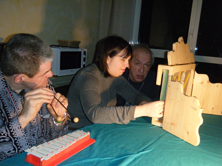 Les participants à l'atelier kamishibaï de l'Adapei de Pontarlier font découvrir leur kamishibaï aux 100 personnes présentent pour la fête de Noël, 20 décembre 2012. Ici Michel à la musique, Gaëlle et Philippe. Les participants à l'atelier kamishibaï de l'Adapei de Pontarlier font découvrir leur kamishibaï aux 100 personnes présentent pour la fête de Noël, 20 décembre 2012. Ici Michel à la musique, Gaëlle et Philippe.
