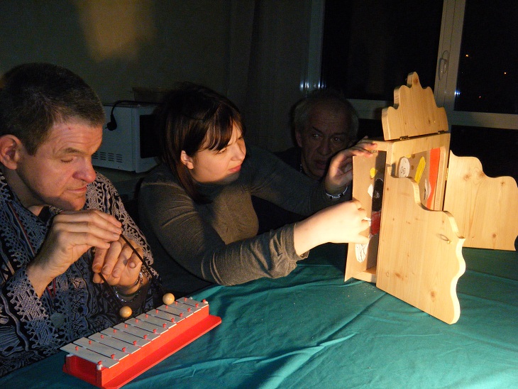 Les participants à mon atelier kamishibaï de l'Adapei de Pontarlier présentent leur kamishibaï lors de leur fête de Noël, un moment fort en émotion, merci à eux! Ici Michel à la musique, Gaëlle et Philippe. Les participants à mon atelier kamishibaï de l'Adapei de Pontarlier présentent leur kamishibaï lors de leur fête de Noël, un moment fort en émotion, merci à eux! Ici Michel à la musique, Gaëlle et Philippe.