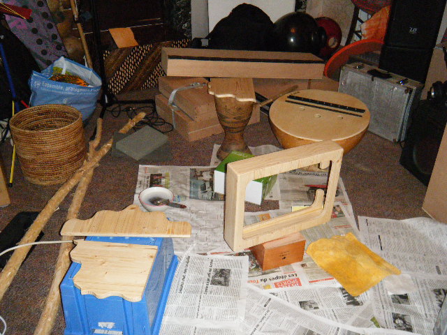 Après avoir découpé mes planches et assemblé le cadre de mon butaï, je passe plusieurs couches d'huile naturelle, l'aventure commence! Après avoir découpé mes planches et assemblé le cadre de mon butaï, je passe plusieurs couches d'huile naturelle, l'aventure commence!