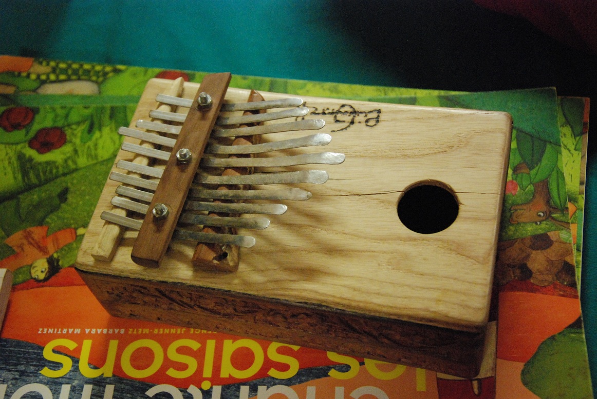 Le kalimba réalisé par Pierrick grobety que j'utilise lors de mes représentations Le kalimba réalisé par Pierrick grobety que j'utilise lors de mes représentations