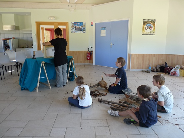 Répétition le kamishibaï en musique lors d'un stage pel aux Fourgs Répétition le kamishibaï en musique lors d'un stage pel aux Fourgs