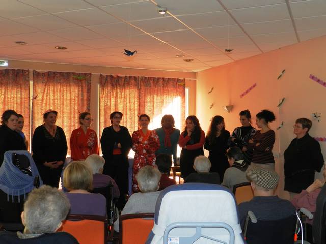 Les stagiaires amp et auxiiaires de vie avant de présenter leur kamishibaï aux personnes âgées de la Combe Fleuri à Morteau Les stagiaires amp et auxiiaires de vie avant de présenter leur kamishibaï aux personnes âgées de la Combe Fleuri à Morteau