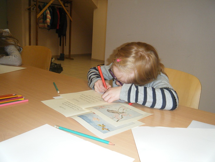 Lison, 6 ans réalise un kamishibaï de 6 planches en partant d'un petit poème. Un ange plein de lumière! Lison, 6 ans réalise un kamishibaï de 6 planches en partant d'un petit poème. Un ange plein de lumière!