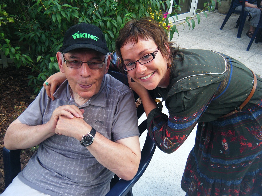 Avec Fernand, résident de la maison de retraite de Pontarlier. Nous partageons une animation kamishibaï et nature en profitant du soleil. Avec Fernand, résident de la maison de retraite de Pontarlier. Nous partageons une animation kamishibaï et nature en profitant du soleil.