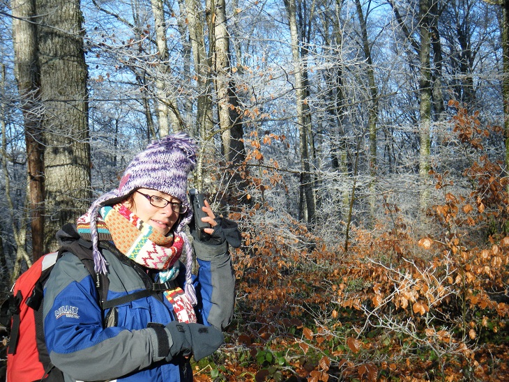 Camouflée je prend les sons des petites gouttes qui tombent des arbres givrés et qui se réchauffent au soleil! C'était pendant les rencontres du collectif Sortir, janvier 2013 Camouflée je prend les sons des petites gouttes qui tombent des arbres givrés et qui se réchauffent au soleil! C'était pendant les rencontres du collectif Sortir, janvier 2013
