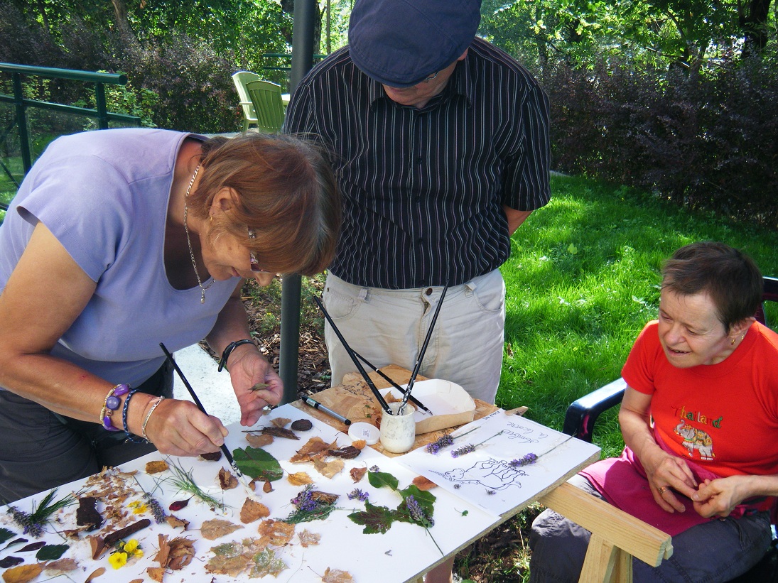 Les retraités de la résidence réalisent un tableau avec des éléments de la nature récoltés dans leur jardin. Les retraités de la résidence réalisent un tableau avec des éléments de la nature récoltés dans leur jardin.