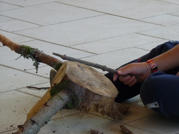 Un tambour arbre trouvé et joué par Amaury pour la musique du kamishibaï Amidou. Avril 2012