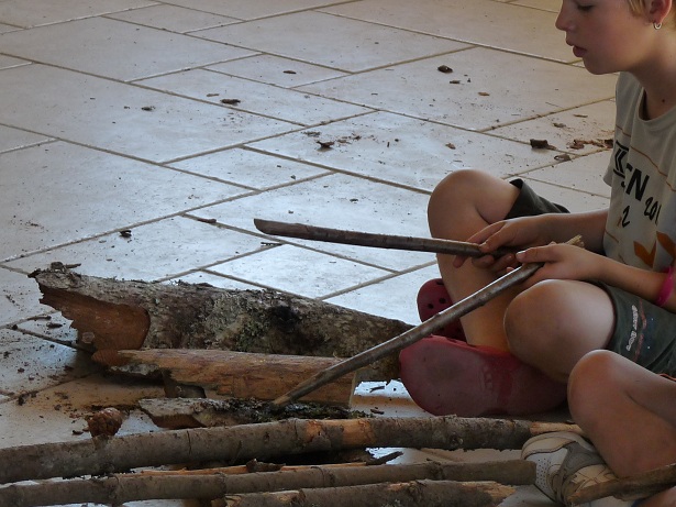 Les enfants ont fabriqué un Balfon avec des écorces et des rondins de bois pour faire la musique d'in conte kamishibaï