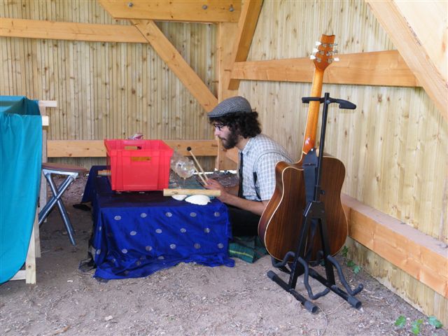 Jordan teixeira accomgne le kamishibaï avec pleins de petits instruments insolites et la guitare Jordan teixeira accomgne le kamishibaï avec pleins de petits instruments insolites et la guitare