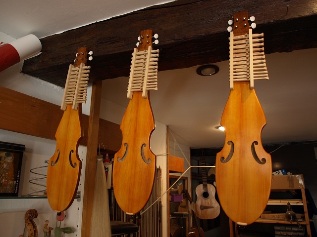 Instruments fabriqués par Jean Gourichon ébéniste apprentie Instruments fabriqués par Jean Gourichon ébéniste apprentie