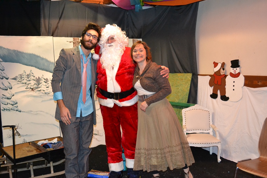 Spectacle de Noël Le kamishibaï et l'hiver à Villedieu Décembre 2012, nous avons eu la chance de rencontrer le Père-Noël Spectacle de Noël Le kamishibaï et l'hiver à Villedieu Décembre 2012, nous avons eu la chance de rencontrer le Père-Noël